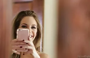 XXX زیبایی ها عکس کون سکسی گنده را مالش می دهد